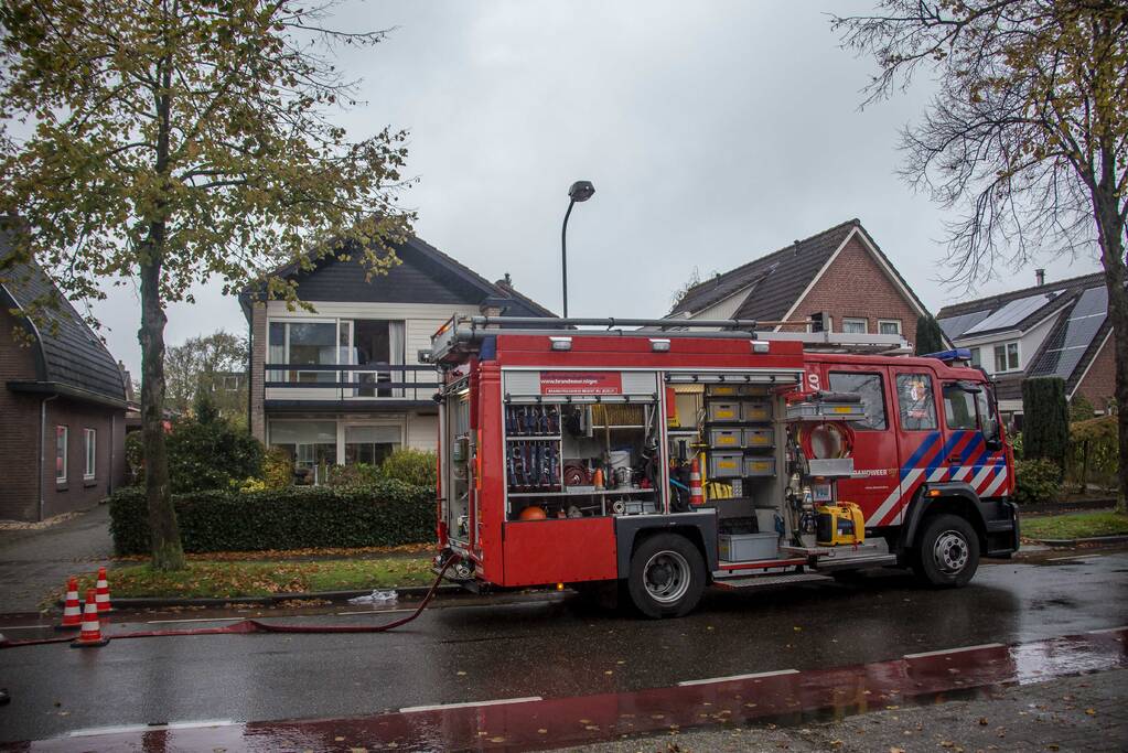 Schoorsteenbrand slaat over naar balkenlaag