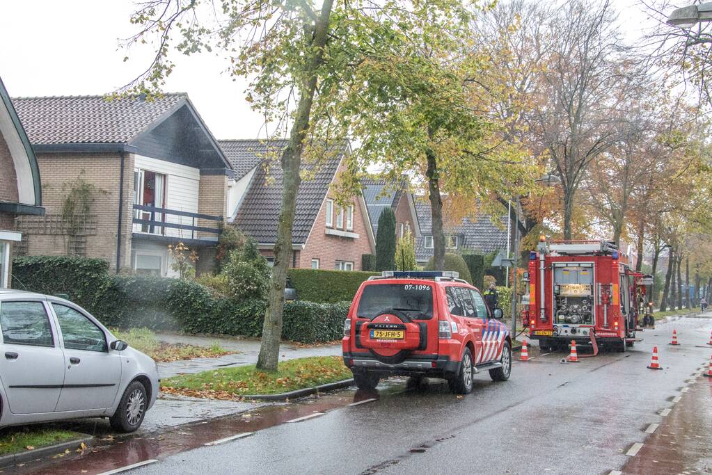 Schoorsteenbrand slaat over naar balkenlaag