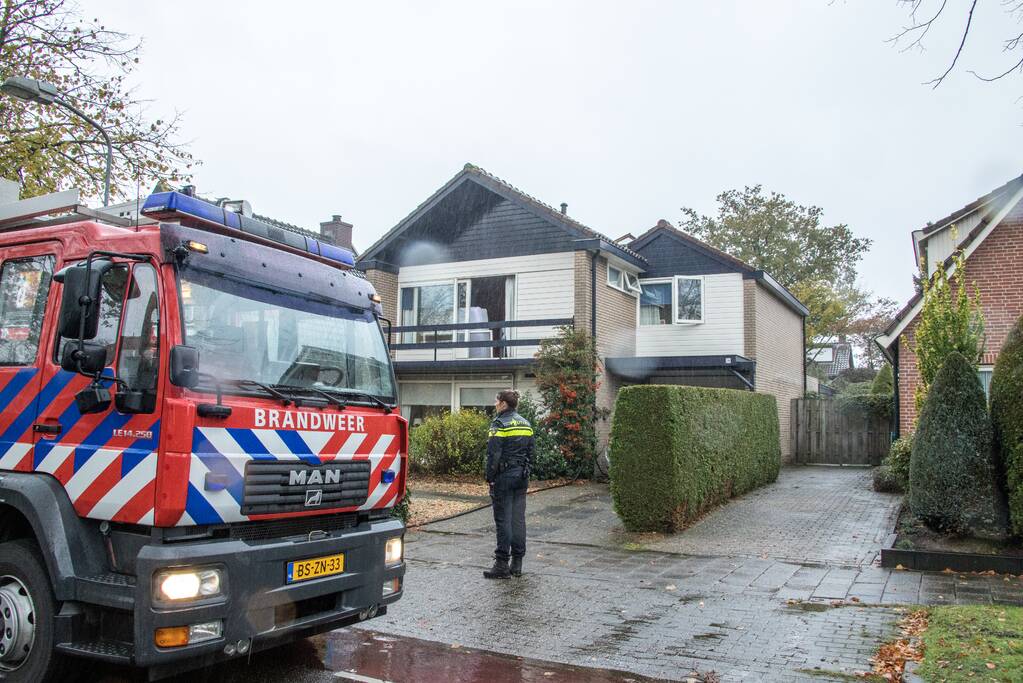 Schoorsteenbrand slaat over naar balkenlaag