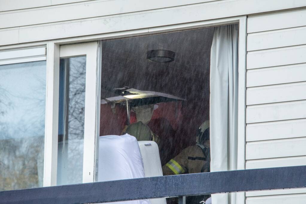 Schoorsteenbrand slaat over naar balkenlaag