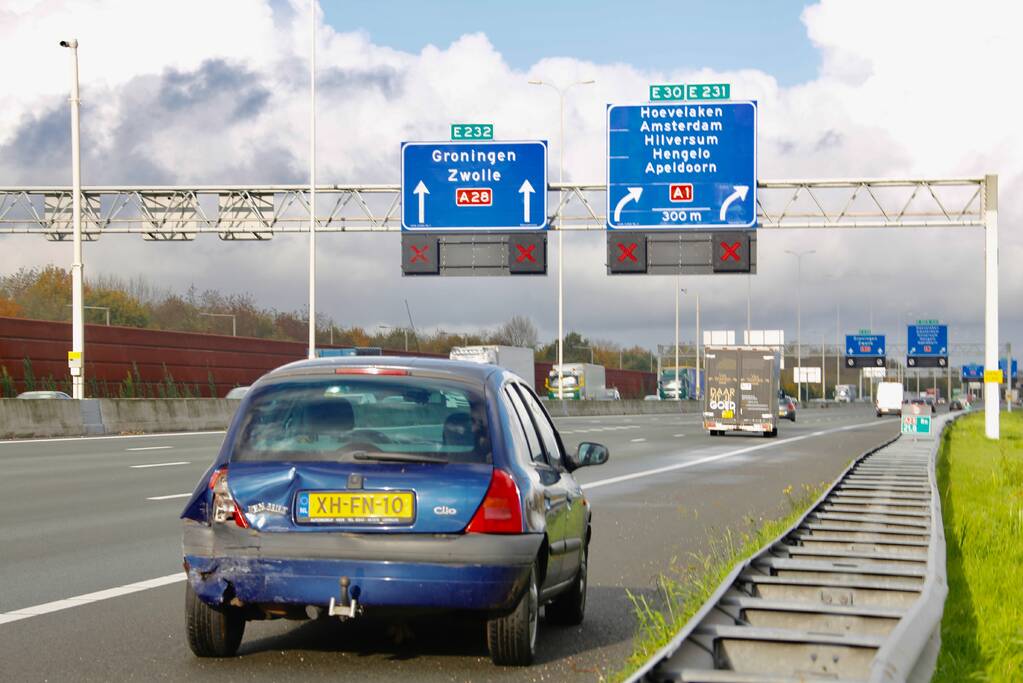 5 voertuigen botsen op elkaar op snelweg