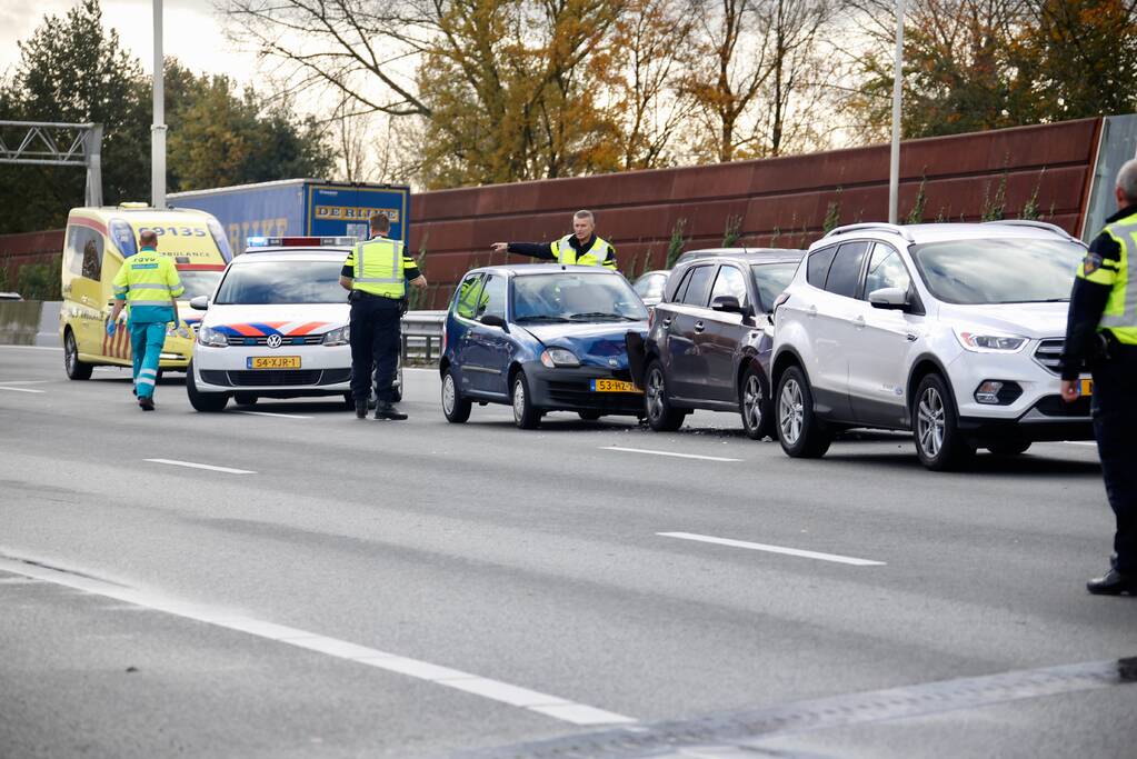 5 voertuigen botsen op elkaar op snelweg