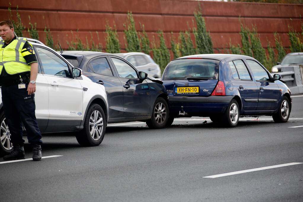 5 voertuigen botsen op elkaar op snelweg