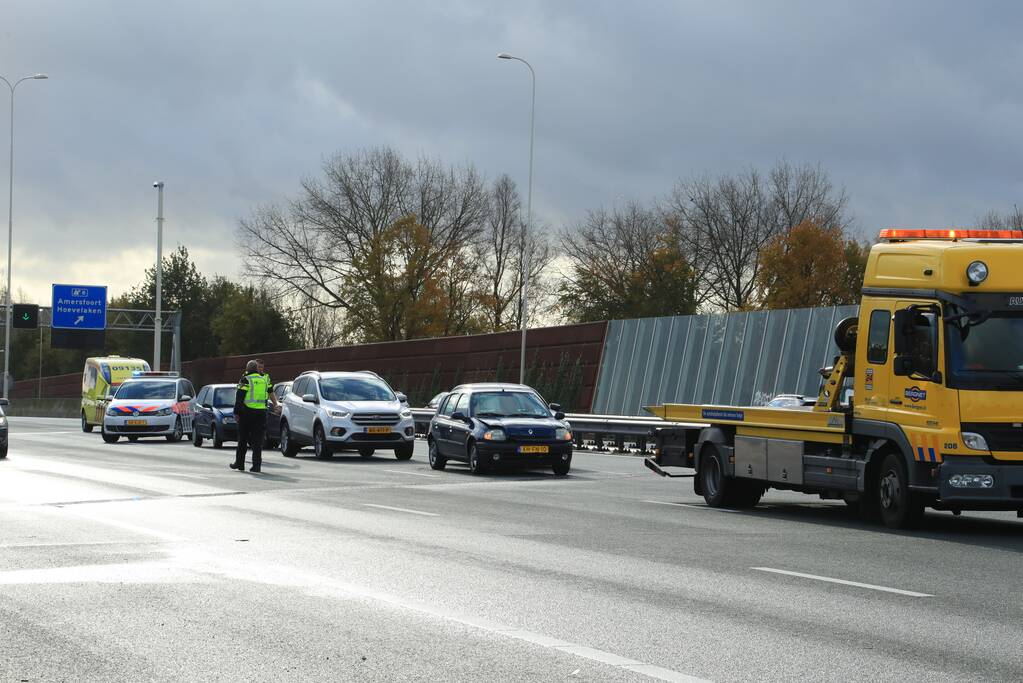 5 voertuigen botsen op elkaar op snelweg