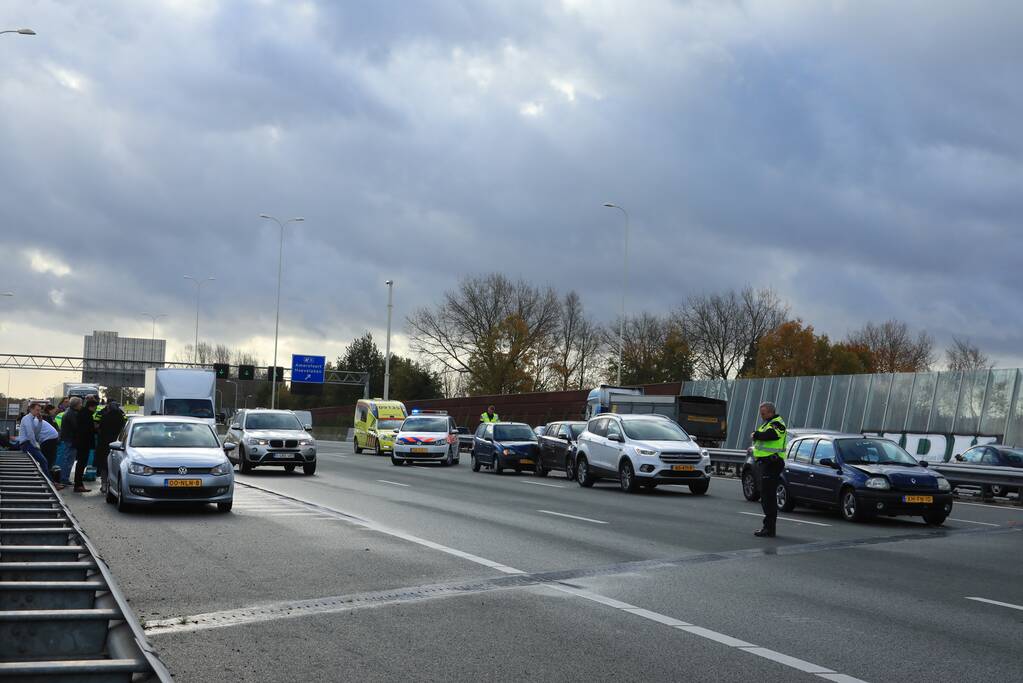 5 voertuigen botsen op elkaar op snelweg