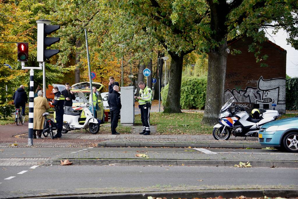 Scooterrijder gewond na botsing met bestelbus