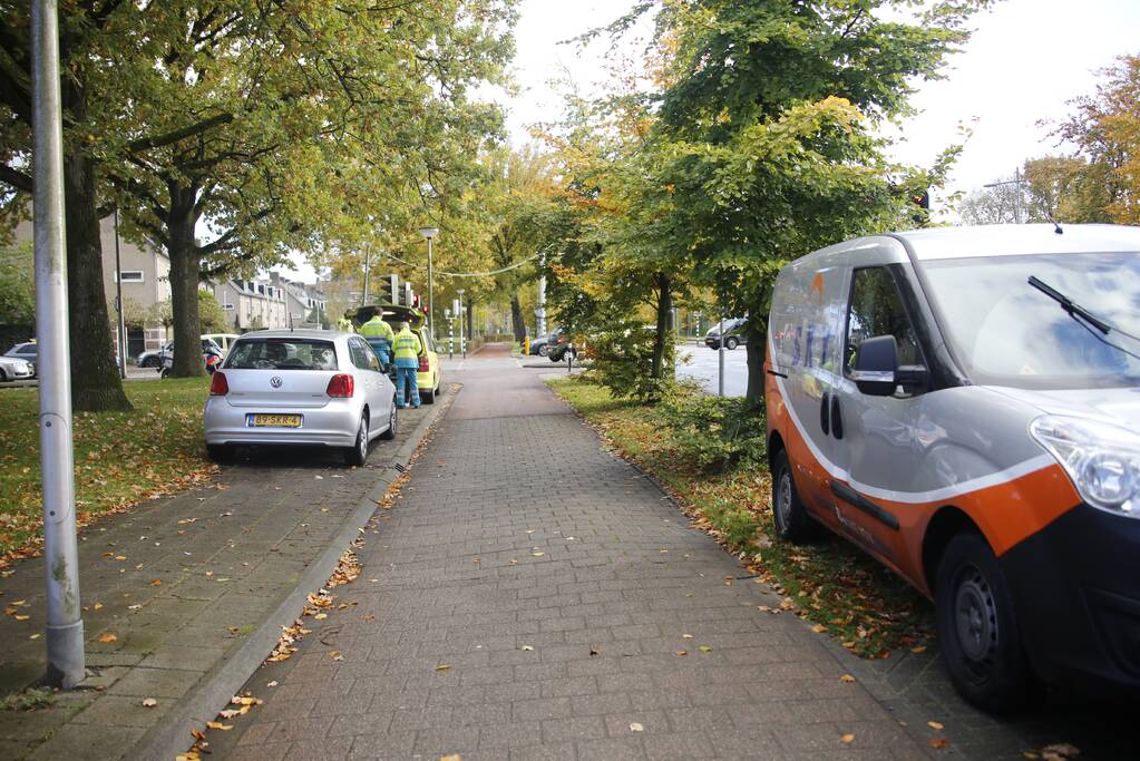 Scooterrijder gewond na botsing met bestelbus