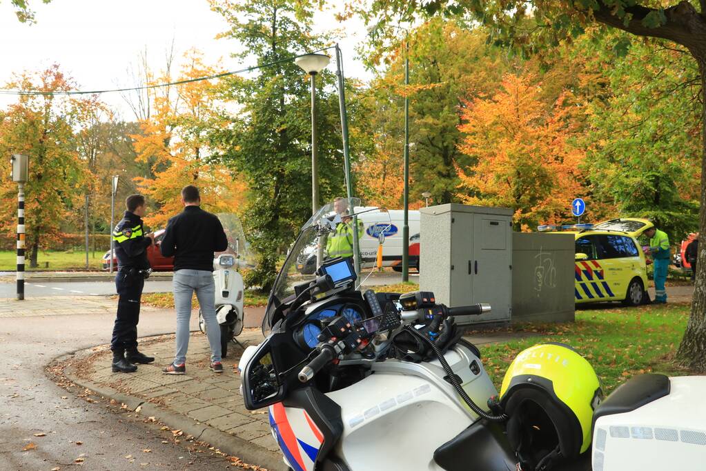 Scooterrijder gewond na botsing met bestelbus