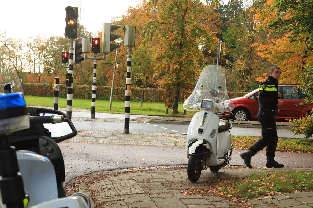 Scooterrijder gewond na botsing met bestelbus