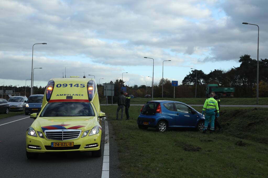 Auto raakt van de snelweg, bestuurster gewond