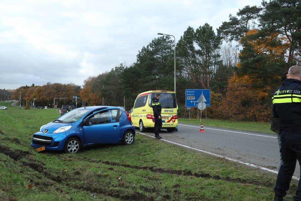 Auto raakt van de snelweg, bestuurster gewond