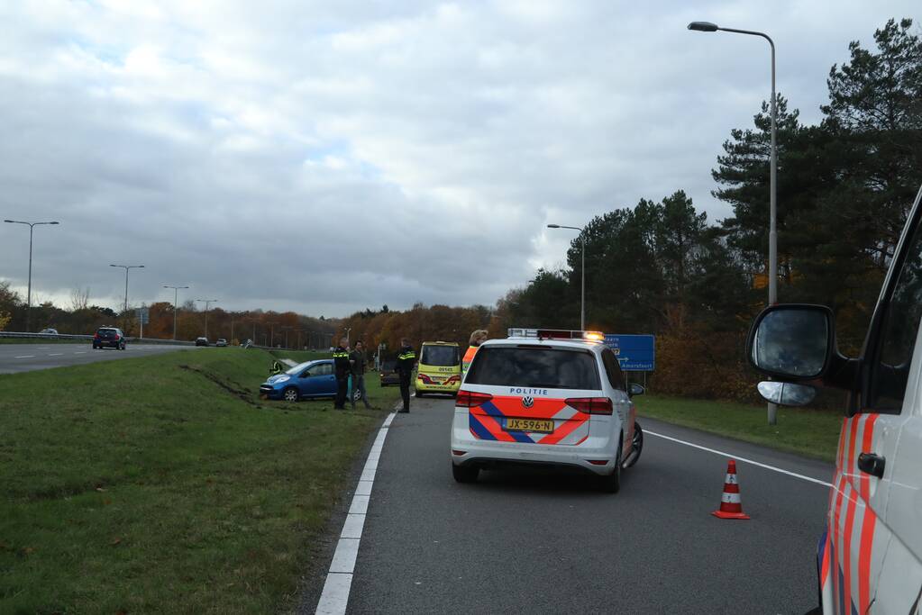 Auto raakt van de snelweg, bestuurster gewond