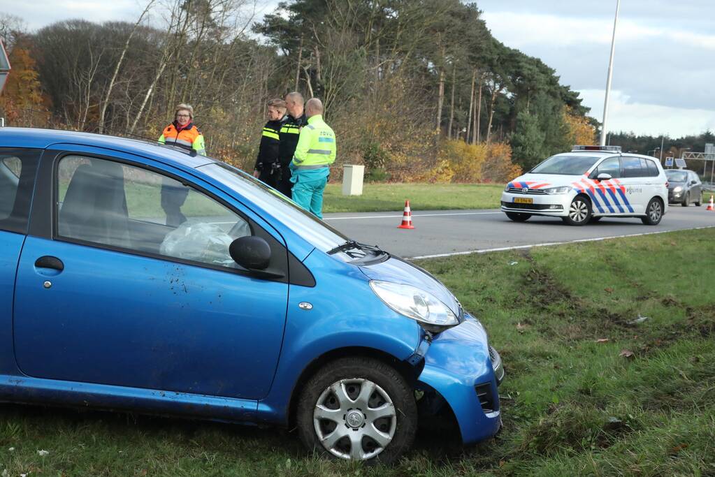 Auto raakt van de snelweg, bestuurster gewond