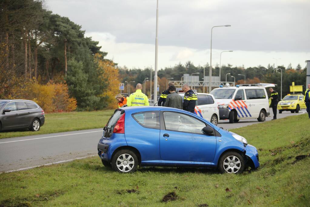 Auto raakt van de snelweg, bestuurster gewond