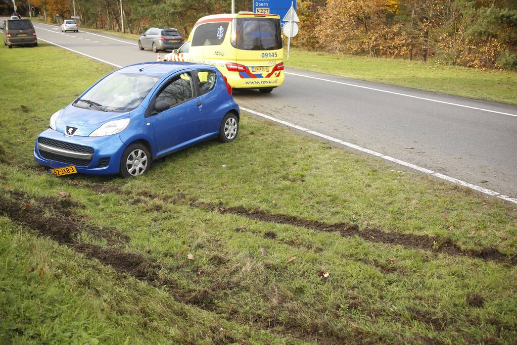 Auto raakt van de snelweg, bestuurster gewond