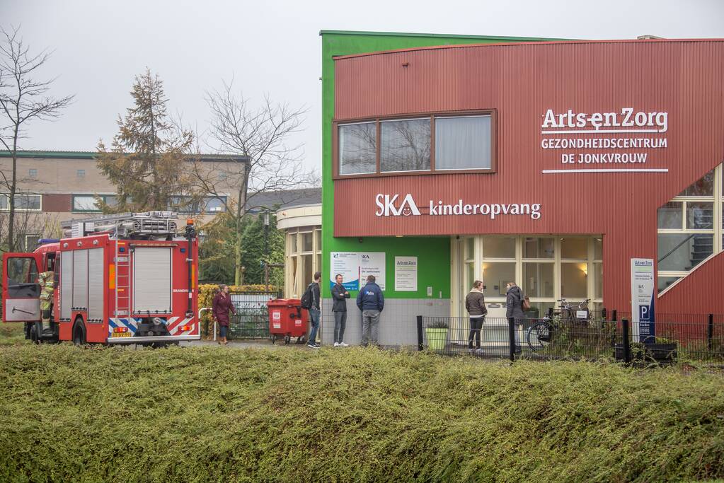 Kinderdagverblijf ontruimd na vreemde lucht