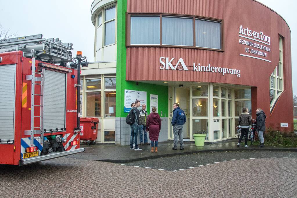 Kinderdagverblijf ontruimd na vreemde lucht