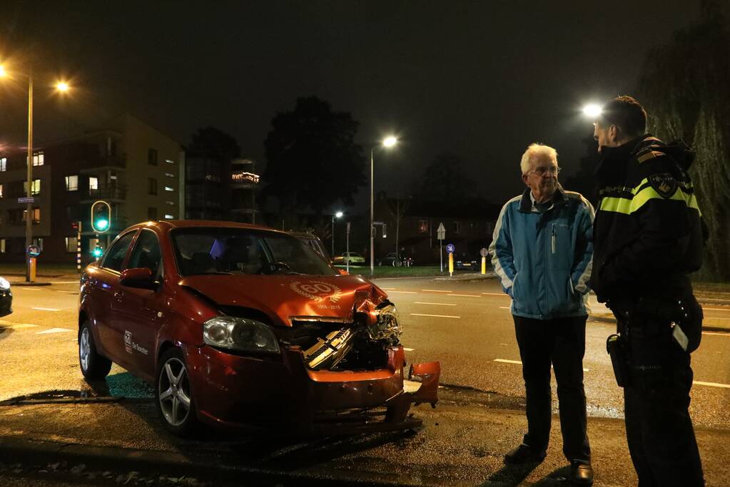 Twee auto's botsen op kruising