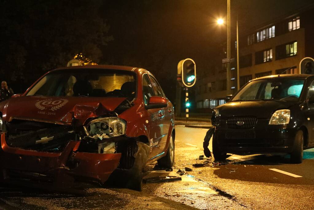 Twee auto's botsen op kruising