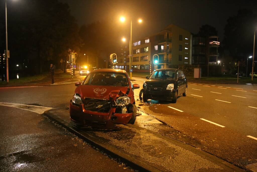 Twee auto's botsen op kruising