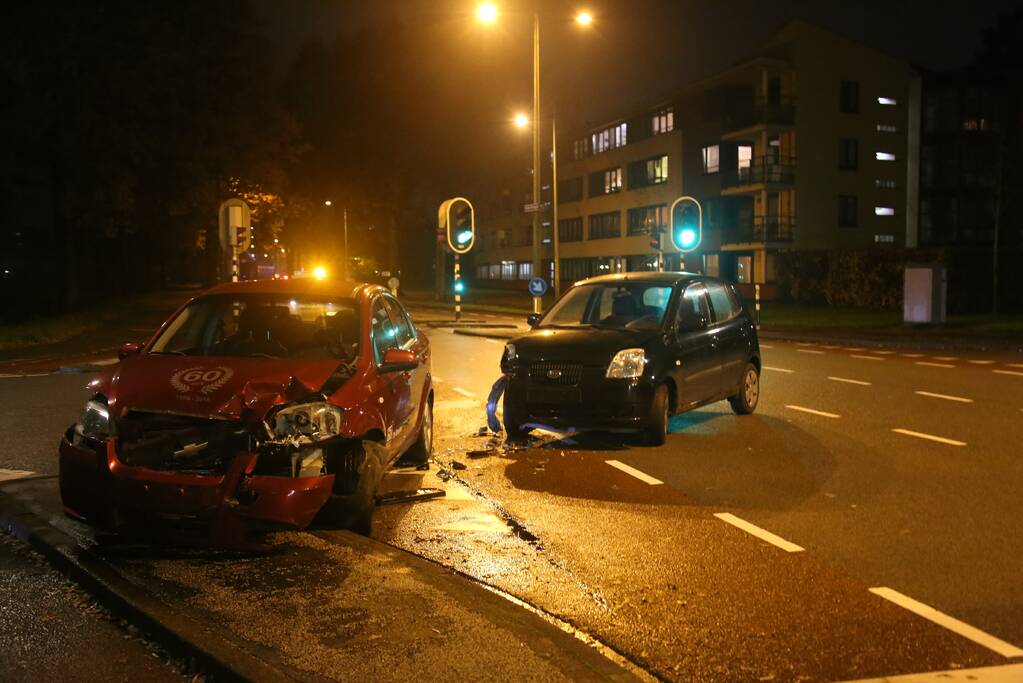 Twee auto's botsen op kruising