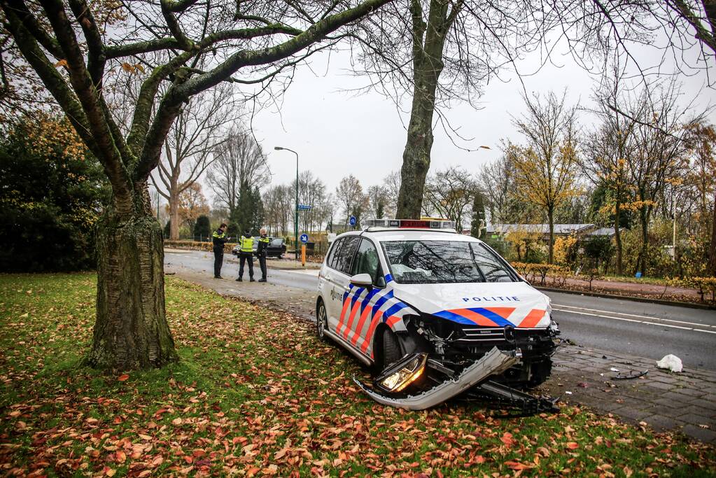 Politieauto in botsing met personenauto