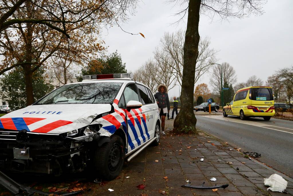 Politieauto in botsing met personenauto