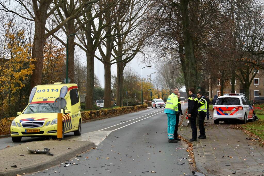 Politieauto in botsing met personenauto