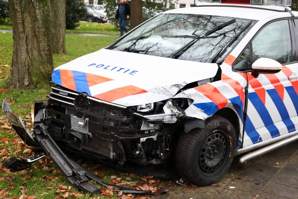 Politieauto in botsing met personenauto