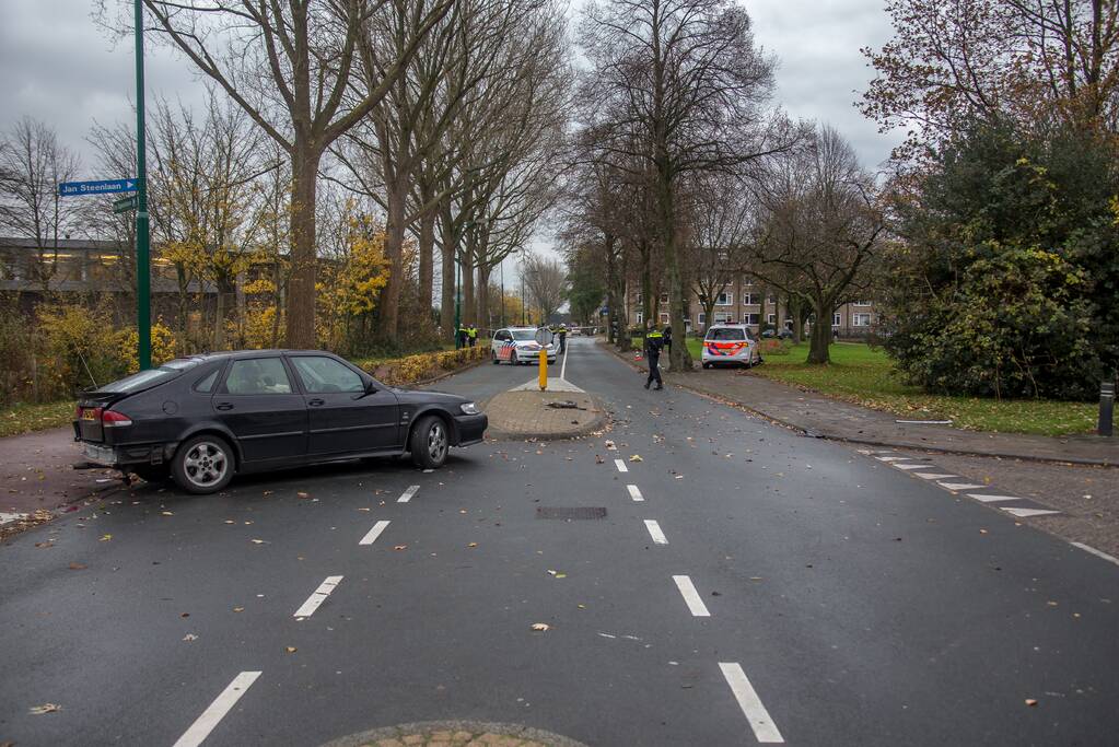 Politieauto in botsing met personenauto