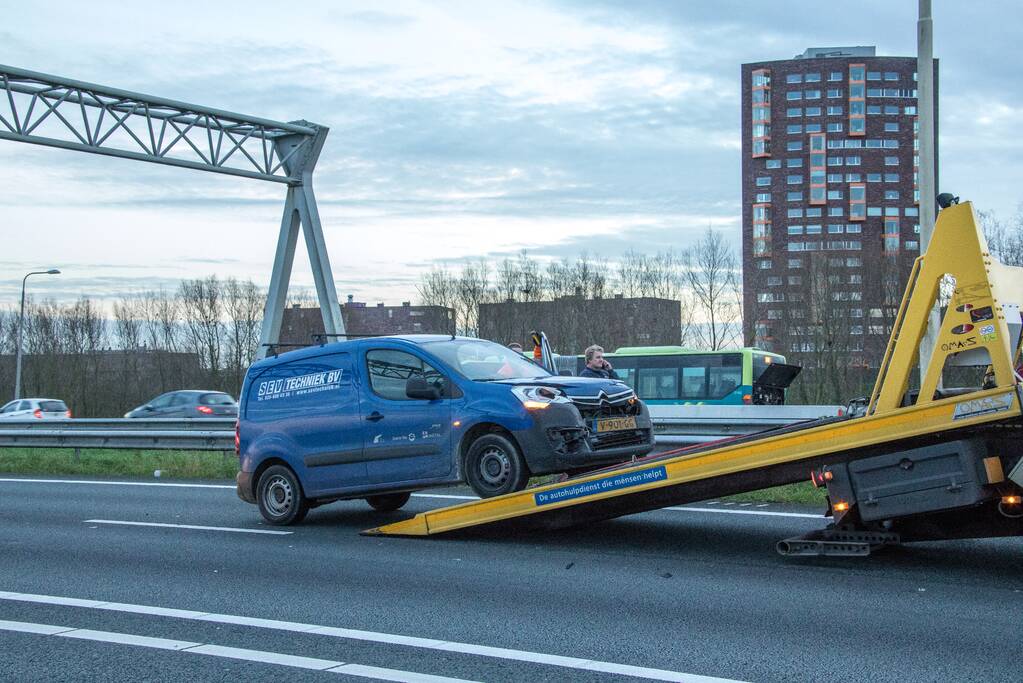 Bestelbus knalt op voorganger