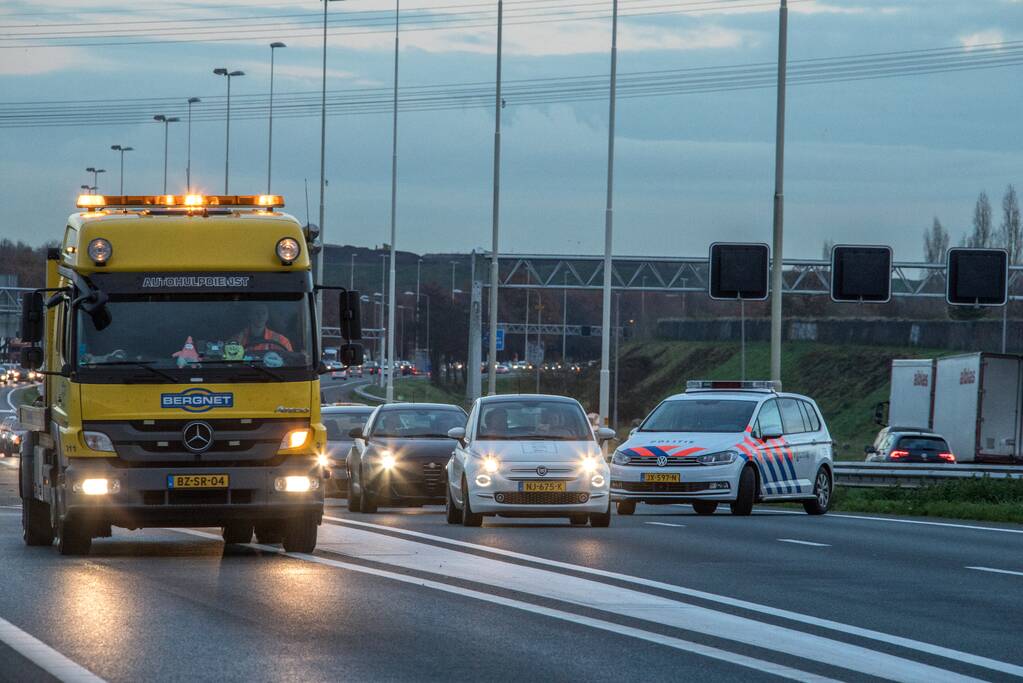 Bestelbus knalt op voorganger