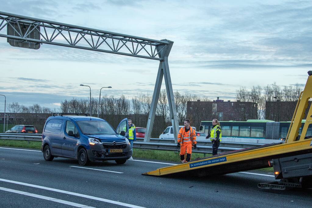 Bestelbus knalt op voorganger