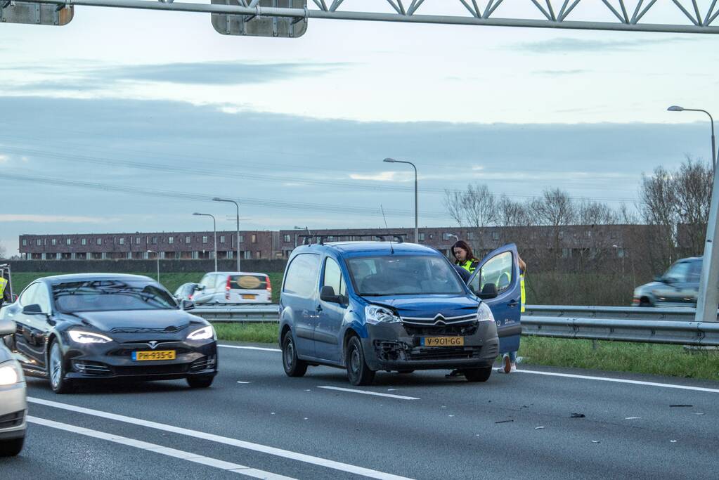 Bestelbus knalt op voorganger