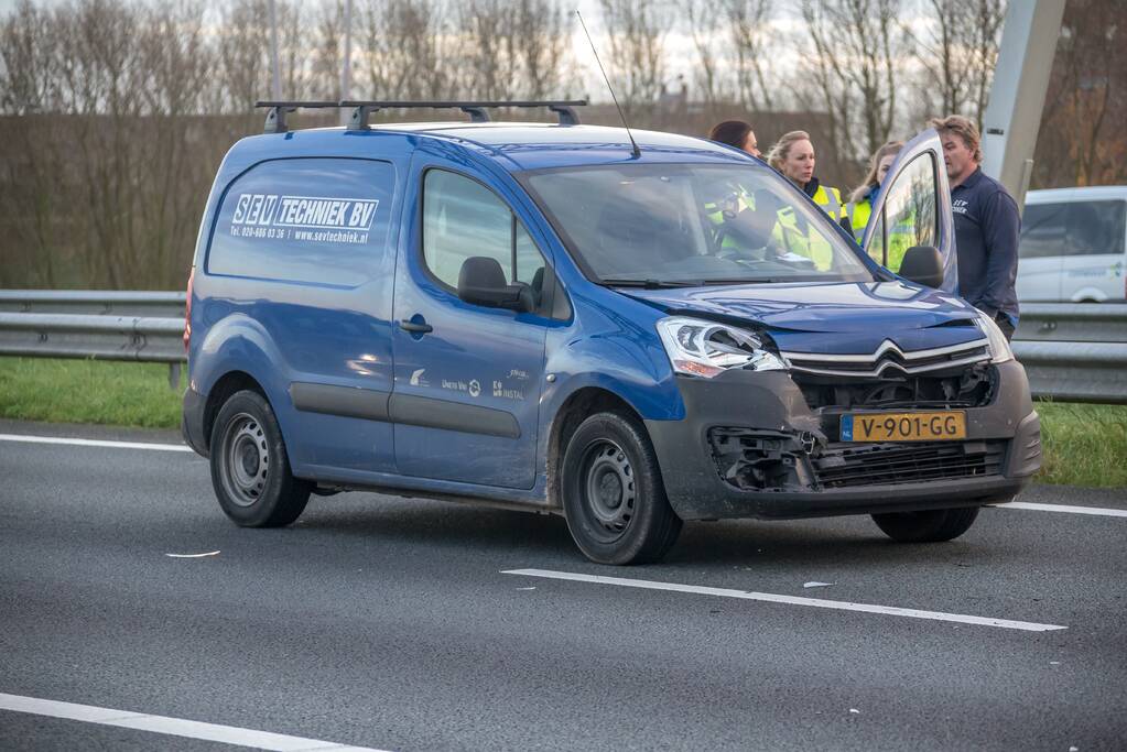 Bestelbus knalt op voorganger