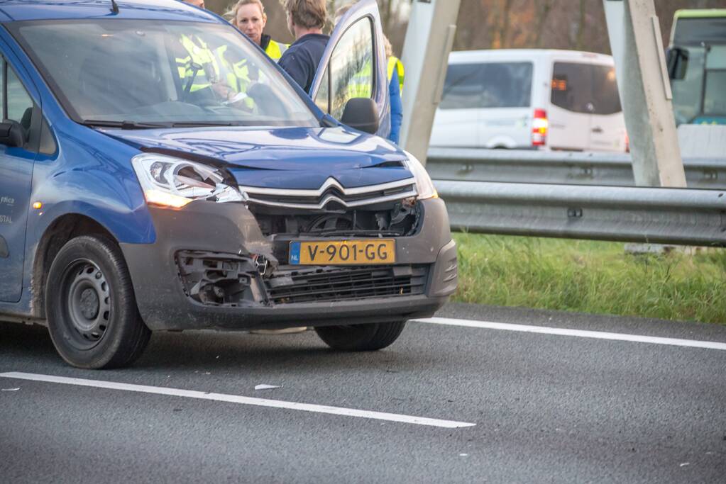 Bestelbus knalt op voorganger