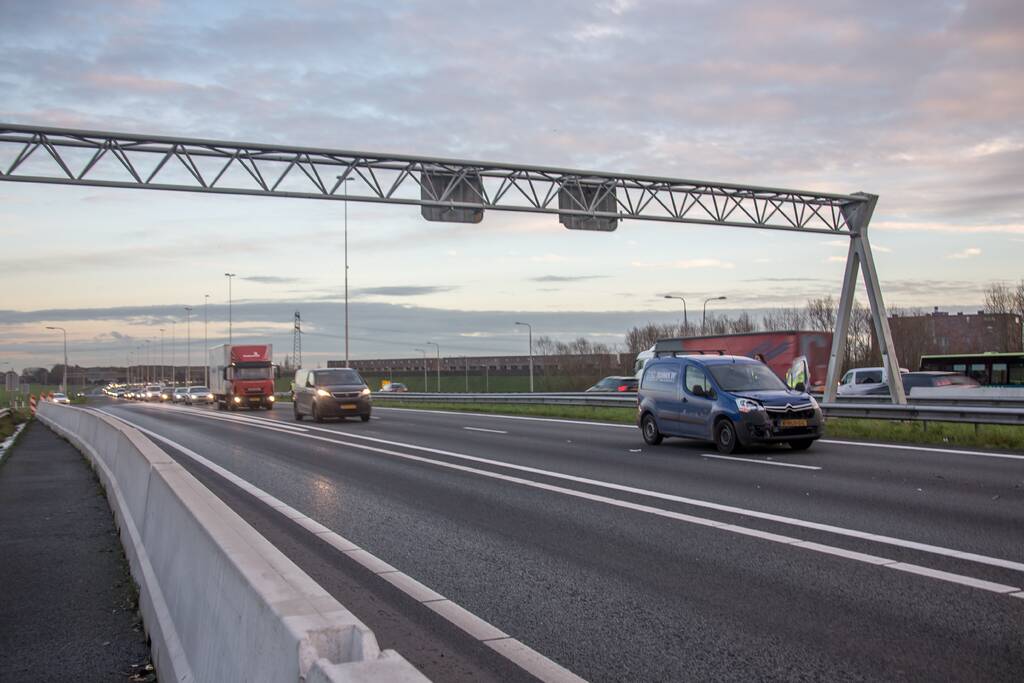 Bestelbus knalt op voorganger