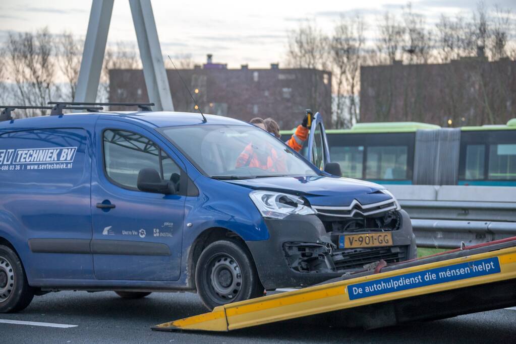 Bestelbus knalt op voorganger