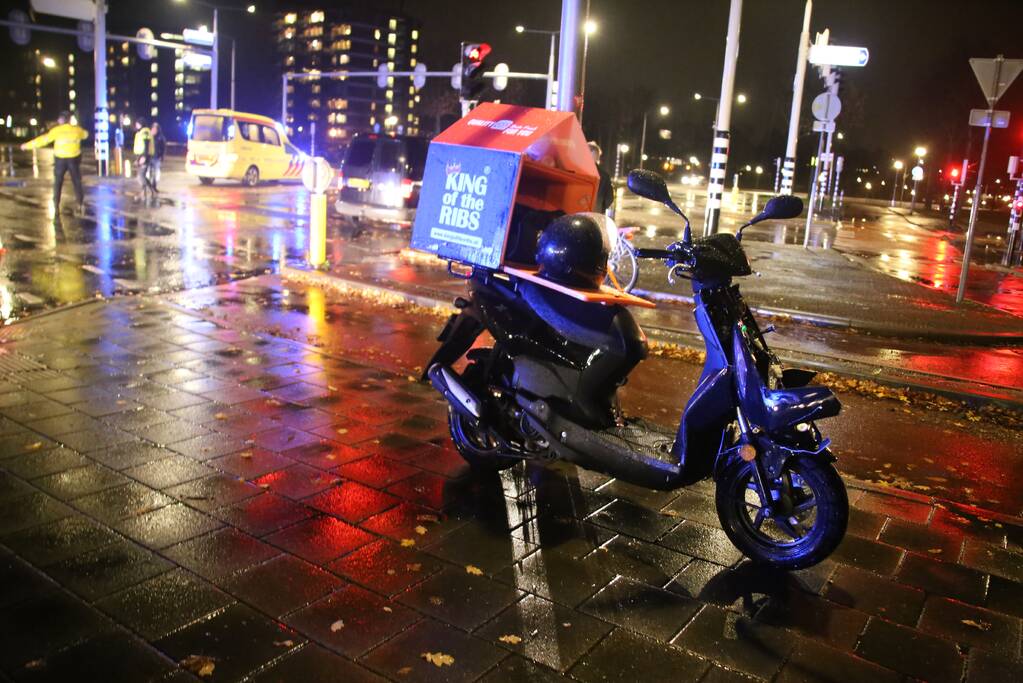 Maaltijdbezorger gewond na botsing met auto