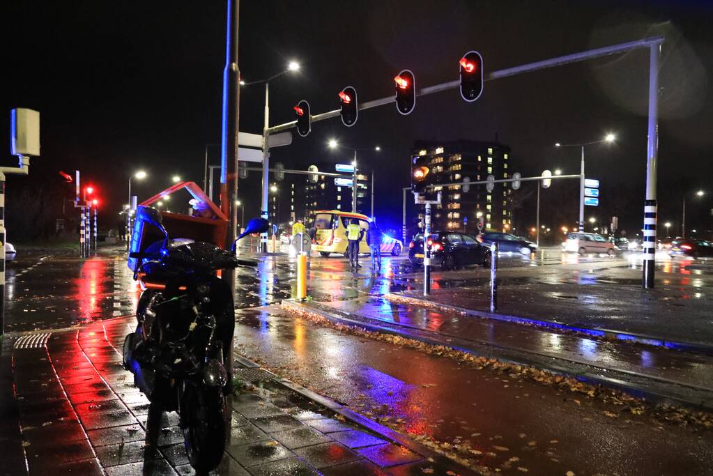 Maaltijdbezorger gewond na botsing met auto