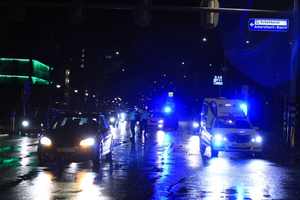 Maaltijdbezorger gewond na botsing met auto