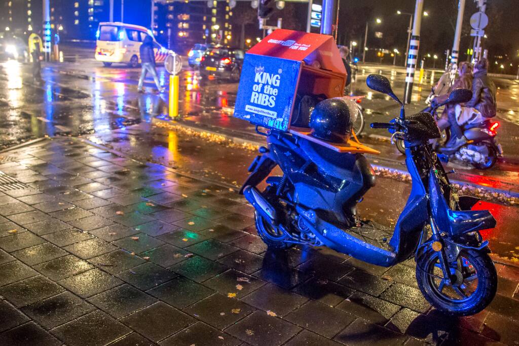 Maaltijdbezorger gewond na botsing met auto