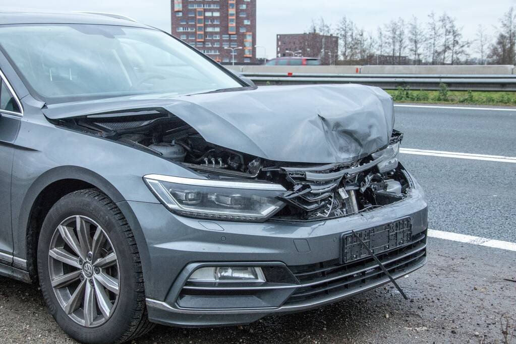 Drie voertuigen beschadigd bij kop-staartbotsing