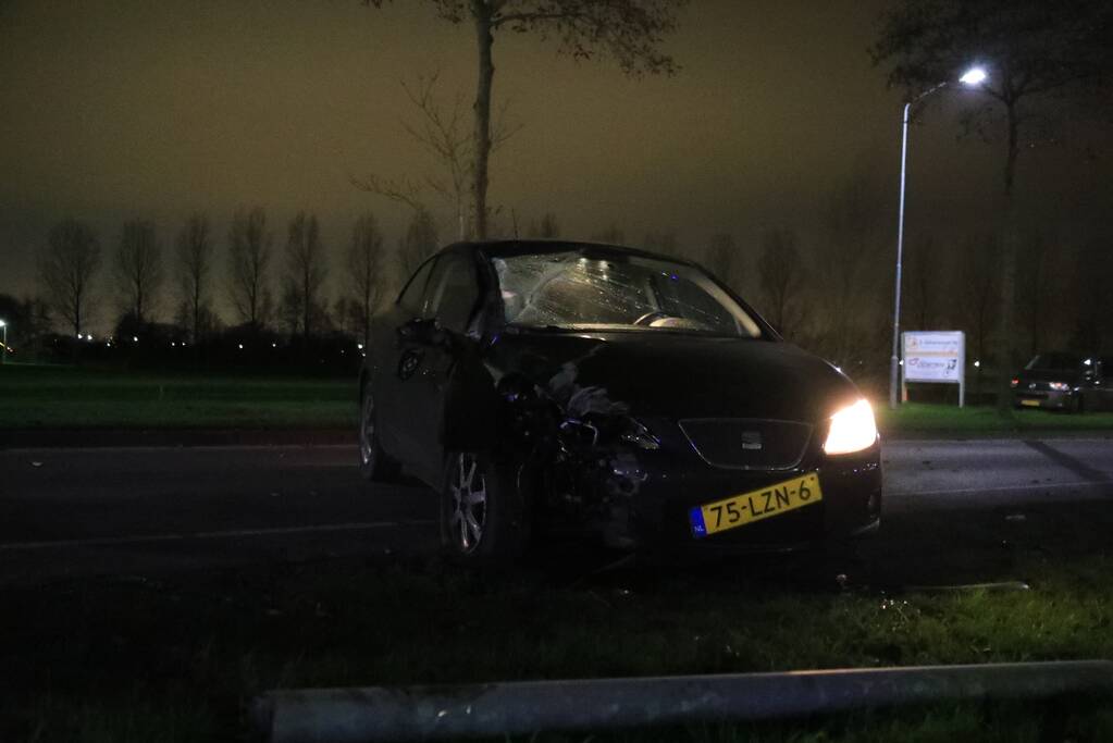 Auto rijdt lantaarnpaal uit de grond