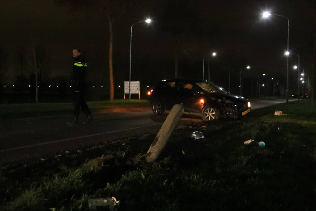 Auto rijdt lantaarnpaal uit de grond