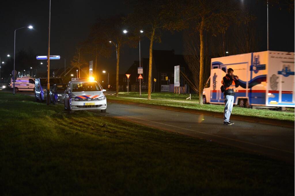 Auto rijdt lantaarnpaal uit de grond