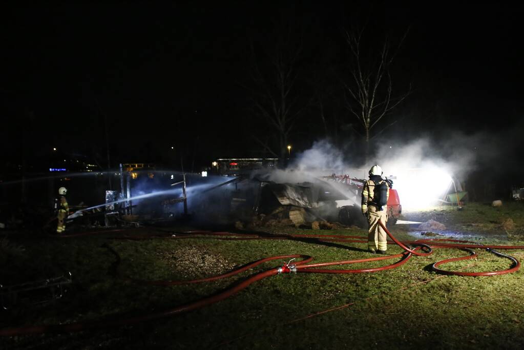 Uitslaande brand verwoest schuur