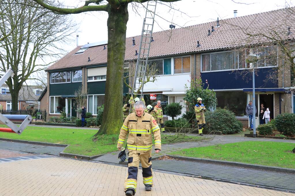 Brandweer verwijderd gevaarlijk hangende takken