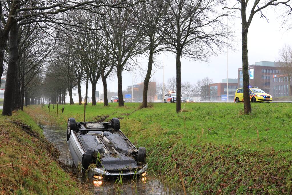 Bestuurder belandt op de kop in sloot