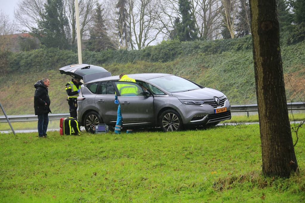 Bestuurder belandt op de kop in sloot